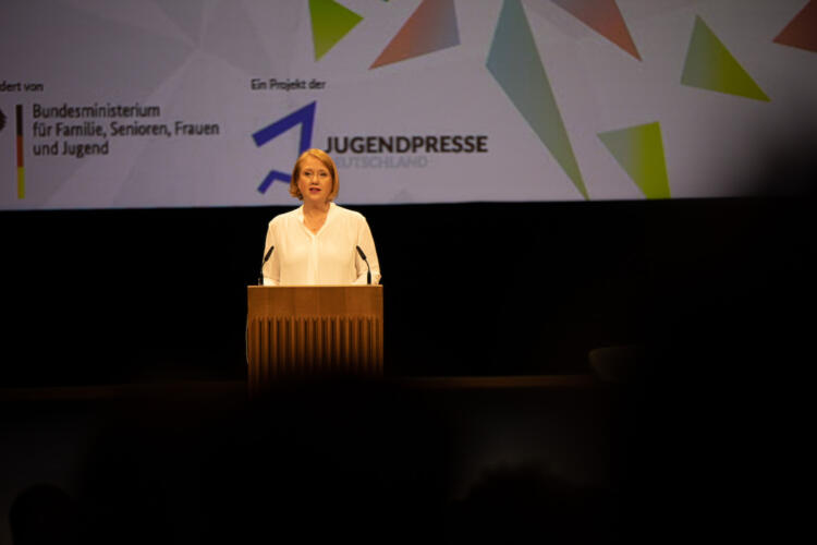 Jugendministerin Lisa Paus auf der Bühne vor Jugendlichen